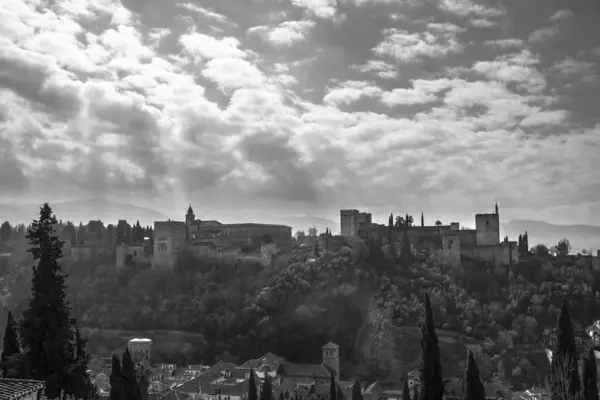 Granada - Il palazzo dell'Alhambra e il complesso della fortezza in bianco e nero — Foto Stock