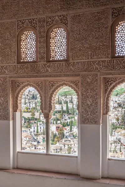 Mooie boog windows in oude Arabische paleis Alhambra. Granada, Spanje — Stockfoto