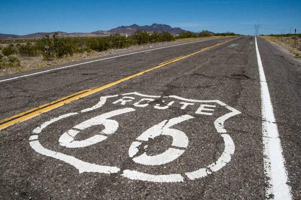 Route 66 işaretli bir uzun yol üstüne boyayla — Stok fotoğraf