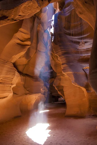 Paprsek slunce v antelope canyon — Stock fotografie