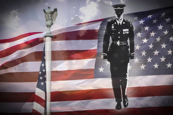 Silhouette de soldat, aigle américain et drapeau national américain . — Photo