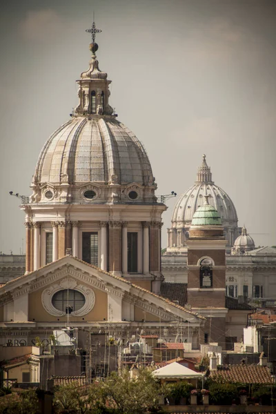 Uitzicht op San Carlo al Corso in Rome Italië. — Stockfoto