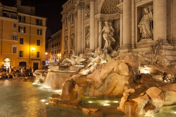 Fontana di Trevi de noche —  Fotos de Stock