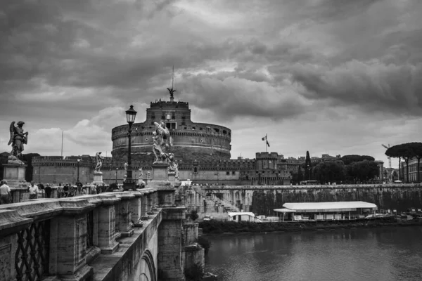 Castel Santangelo w Rzymie. Czarno-biały obraz — Zdjęcie stockowe