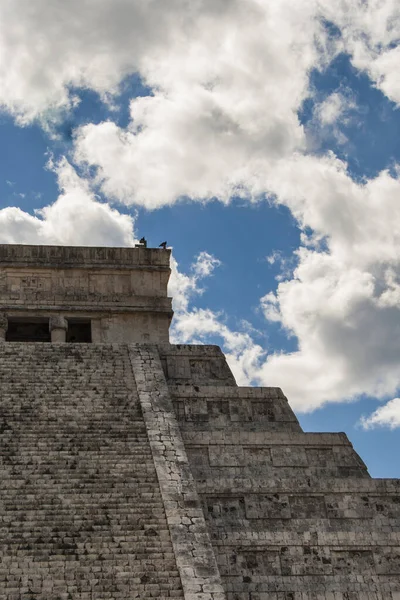 Oude Maya piramide, Kukulcan Temple in Chichen Itza, Yucatan, Mexico — Stockfoto