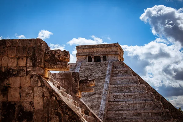Kukulcan piramide in Chichén Itzá. Dit is een van de meest belangrijke gebouwen in de oude stad van Chichen-Itza. — Stockfoto