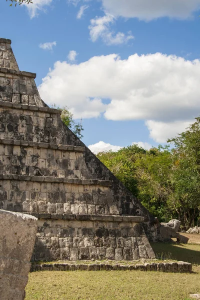 Oude Maya piramide, Kukulcan Temple in Chichen Itza, Yucatan, Mexico — Stockfoto