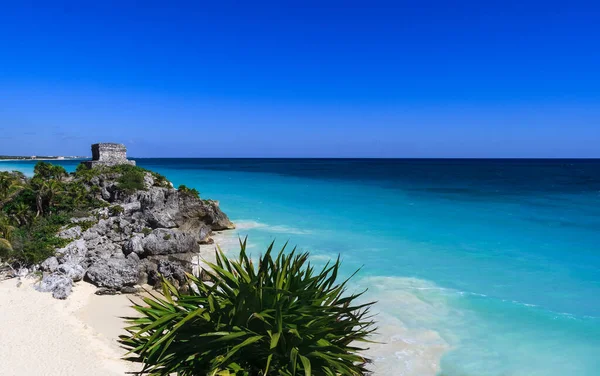 Praia de Tulum, ruínas maias em frente ao mar do caribe — Fotografia de Stock