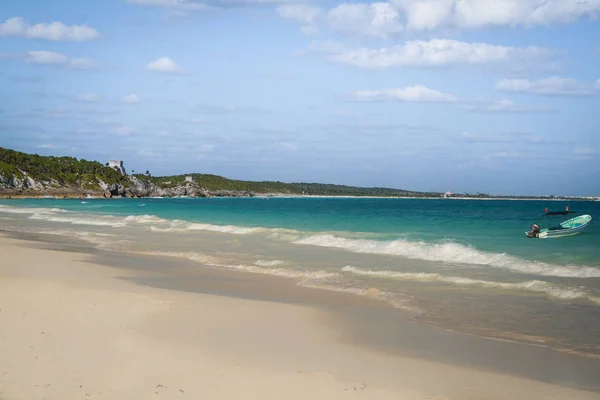 Общий вид руин Тулум Майя с пляжа. Карибское море — стоковое фото
