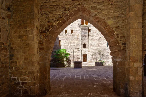 Binnenplaats in het middeleeuwse kasteel van Cardona in Catalonië, Spanje — Stockfoto