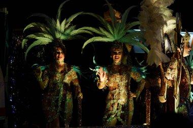 Tarragona Karnavalı. Geçit töreninde kostüm giymiş renkli bir kadın.