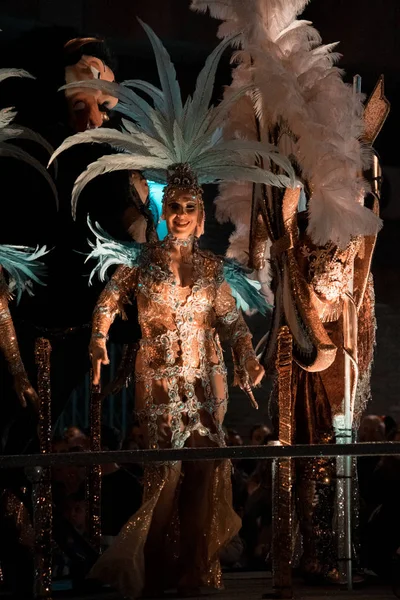 Carnaval de Tarragone, une femme colorée dans un costume prenant part à la parade — Photo