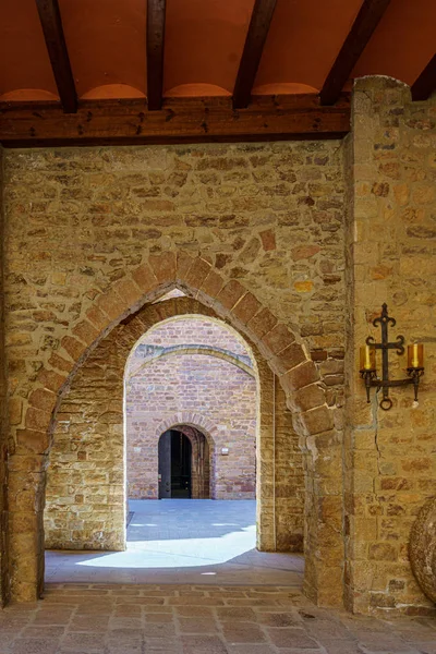 Innenhof in der mittelalterlichen Burg von Cardona in Katalonien, Spanien — Stockfoto