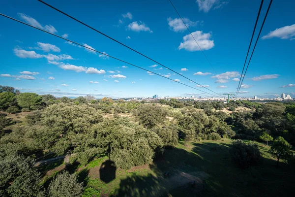 Kabel bil över casa de campo park i Madrid, Spanien. — Stockfoto