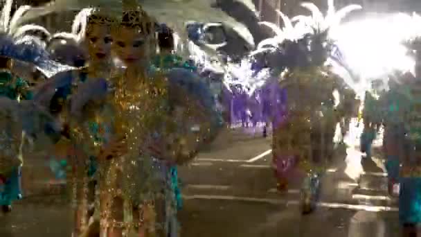 Népszerű karnevál rua komparensekkel a jelmezekben tánc — Stock videók