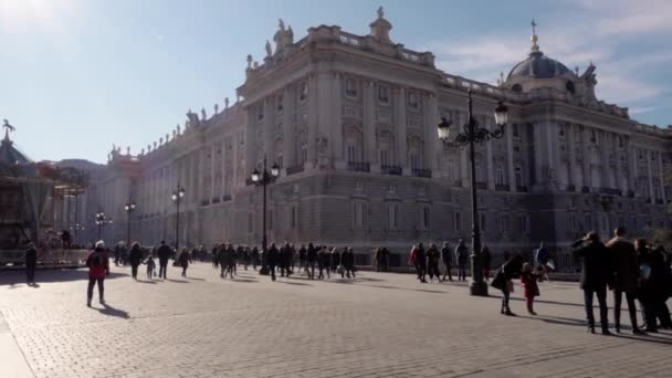 Το Palacio Real de Madrid είναι η επίσημη κατοικία του βασιλιά της Ισπανίας στην πόλη της Μαδρίτης. — Αρχείο Βίντεο