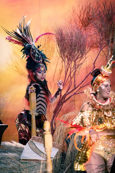 Carnaval de Tarragone, une femme colorée dans un costume prenant part à la parade — Photo