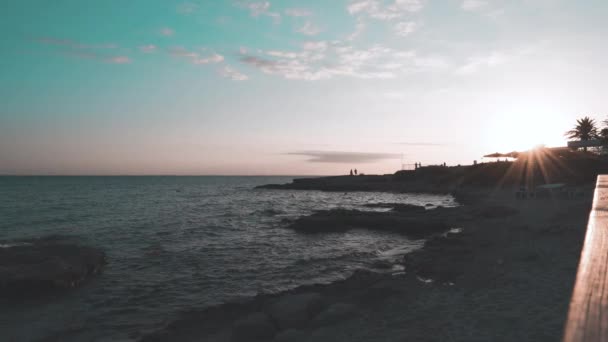 Hora del atardecer en la playa de Santo Tomás en la isla de Menorca . — Vídeo de stock