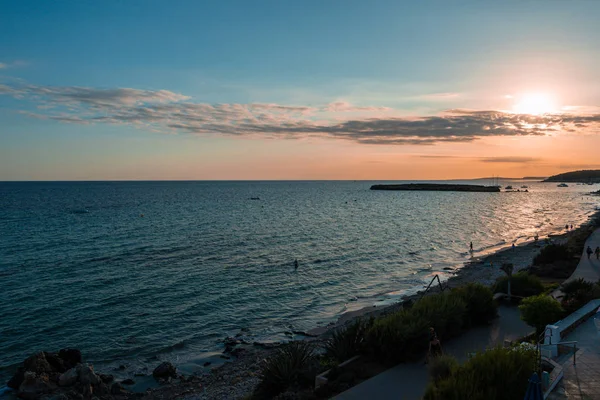 Čas západu slunce na pláži Santo Tomáš na ostrově Menorca. — Stock fotografie