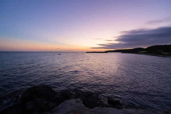 Čas západu slunce na pláži Santo Tomáš na ostrově Menorca. — Stock fotografie