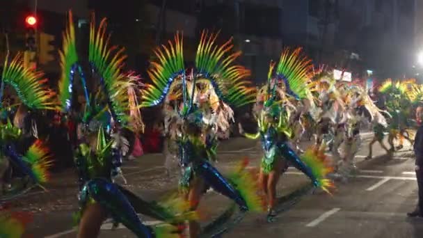 Popular Carnival rua with comparsers in costumes dancing — Stock Video