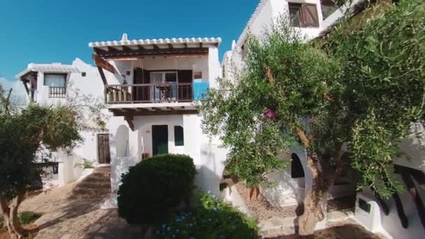 Menorca kıyısında Binibeca Geleneksel balıkçı köyü, İspanya. — Stok video
