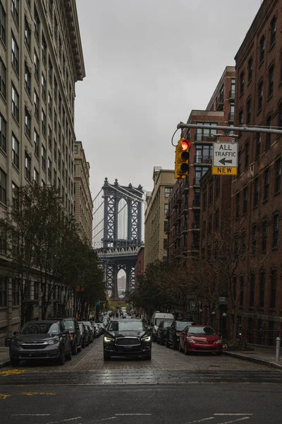 Manhattan Bridge vista da rua Washington, no bairro conhecido como DUMBO — Fotografia de Stock