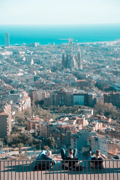 Människor som njuter av utsikten över Barcelona från utsiktspunkten Bunker Carmel — Stockfoto