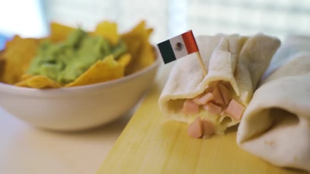 Burrito fresco quente caindo com nachos e creme de guacamole . — Vídeo de Stock