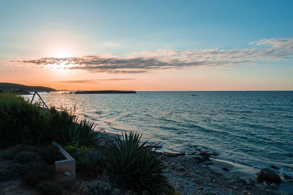Čas západu slunce na pláži Santo Tomáš na ostrově Menorca. — Stock fotografie