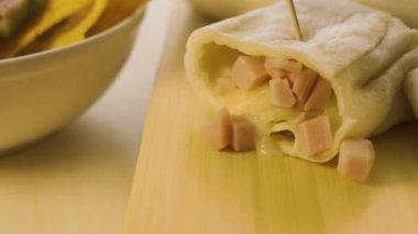 Sıcak taze burrito ve guacamole kremalı nachos yakın çekim.