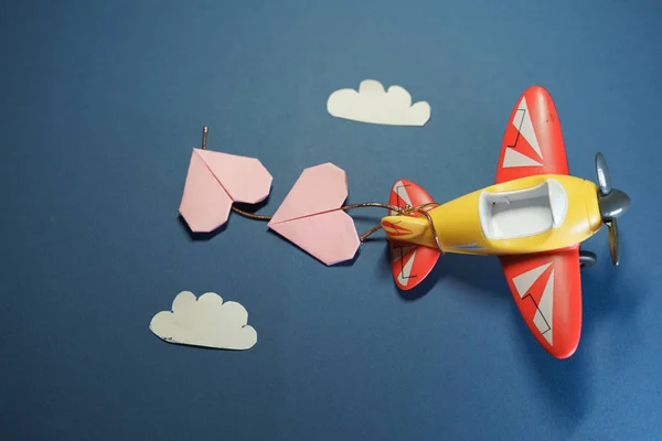 Brinquedo de avião com papel origami corações cor de rosa . — Fotografia de Stock