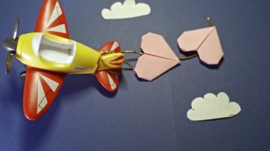 Origami kağıt kalpli uçak oyuncağı..