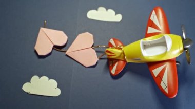Origami kağıt kalpli uçak oyuncağı..