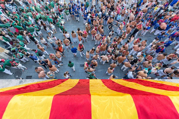 Katalanska flagga uppifrån i en Castells Performance — Stockfoto