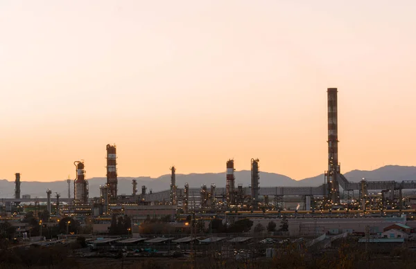 Petrochemical plant, Oil and gas refinery at twilight.Suitable for Environment protection and sustainability — Stock Photo, Image