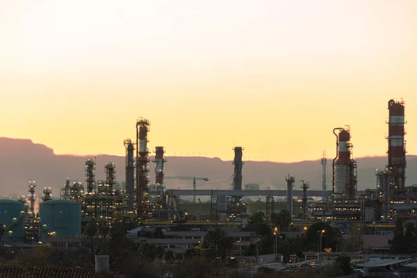 Planta petroquímica, refinería de petróleo y gas al atardecer. Adecuado para la protección del medio ambiente y la sostenibilidad — Foto de Stock
