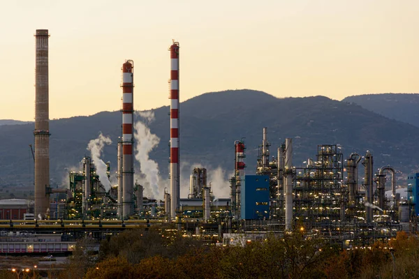 Planta petroquímica, refinería de petróleo y gas al atardecer. Adecuado para la protección del medio ambiente y la sostenibilidad — Foto de Stock