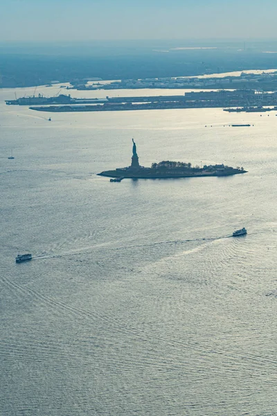 Estatua de la Libertad foto aérea a la hora azul —  Fotos de Stock