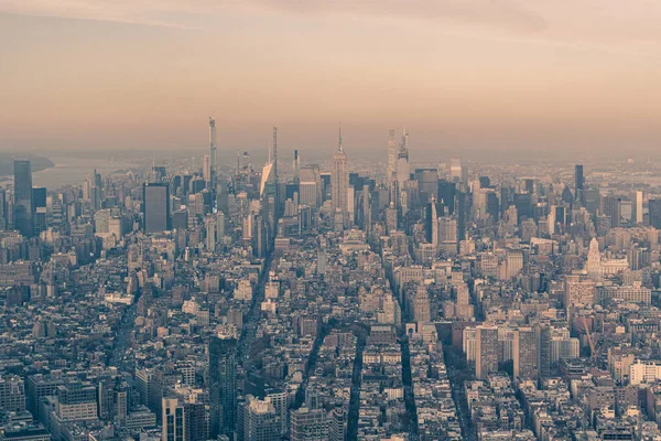 New York 'un Skyline manzarası Manhattan' ın merkezinden yukarı doğru bakıyor.. — Stok fotoğraf