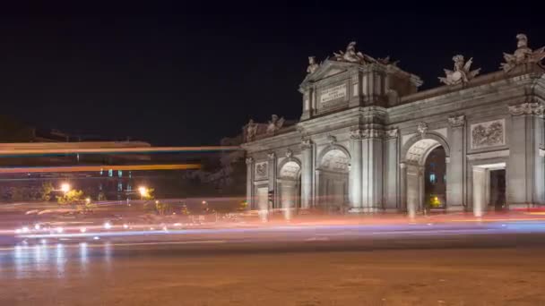 Timelapse nocturno de Puerta de Alcalá con semáforos en Madrid, España . — Vídeos de Stock