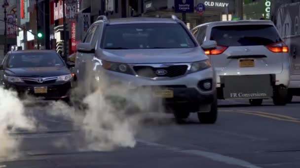 Manhattan scena ulicy z parą pochodzącą z pokrywy włazu — Wideo stockowe