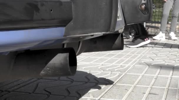 Potężny podwójny wydech samochodu sportowego — Wideo stockowe