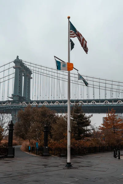 Vista en cámara lenta de la bandera americana y el puente de Manhattan desde DUMBO — Foto de Stock