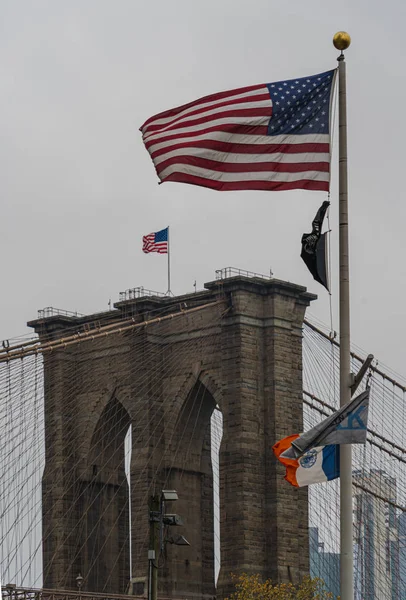 Vista de la bandera americana y el puente de Brooklyn desde DUMBO —  Fotos de Stock
