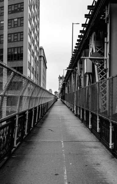 Vista para oeste ao longo da passarela pedonal da Ponte Manhattan, que leva de Brooklyn para Manhattan — Fotografia de Stock