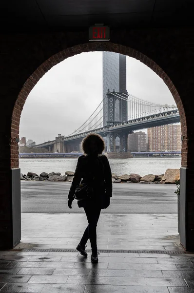 Manhattan Köprüsü 'nde kalın giysileri olan turist bir kadının silueti. — Stok fotoğraf