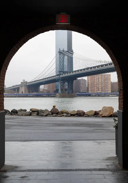 Pilier du pont de Manhattan vu du quartier Dumbo à Brooklyn — Photo