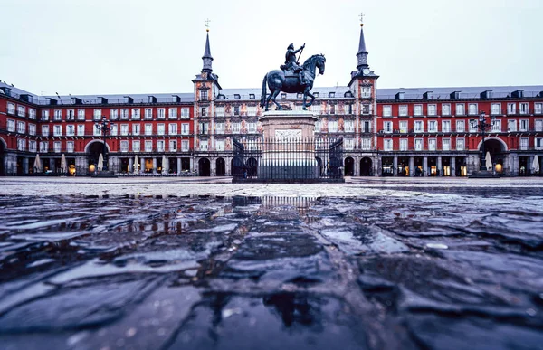 Plaza Mayor de Madrid tras la tormenta, reflejada en el suelo — Foto de Stock