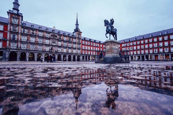 Plaza Mayor de Madrid après la tempête, reflétée sur le sol — Photo